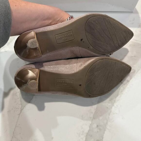 Anne Klein iFlex Pointed Toe Leather Kitten Heels Womens 7.5M Taupe Chain Accent - Picture 9 of 10